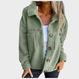 "Eva - měkká fleecová bunda s knoflíky" can be rewritten as "Eva - měkká fleecová bunda s dekorativními knoflíky".