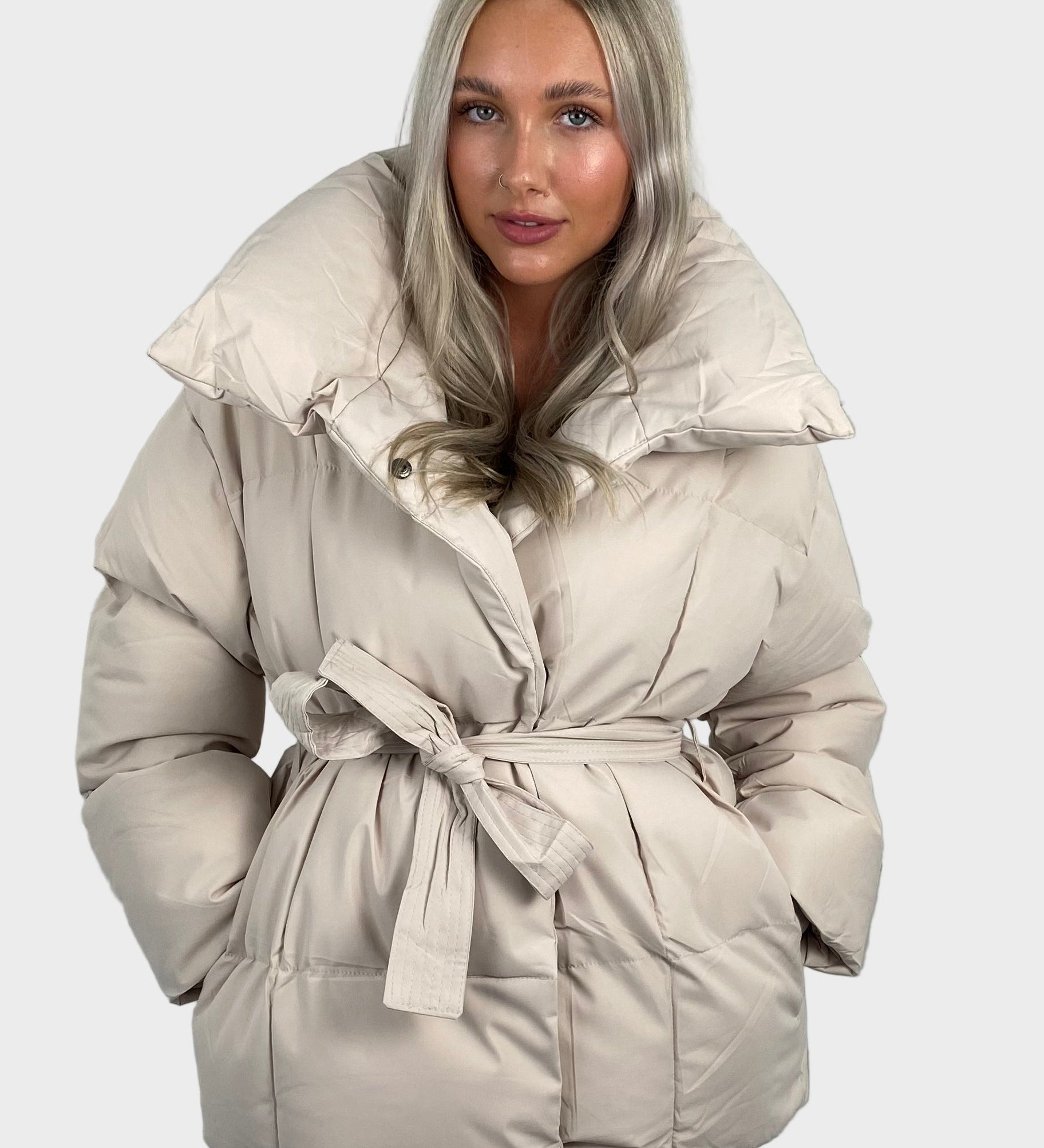 Maja - Krátká puffer bunda se stahováním v pase