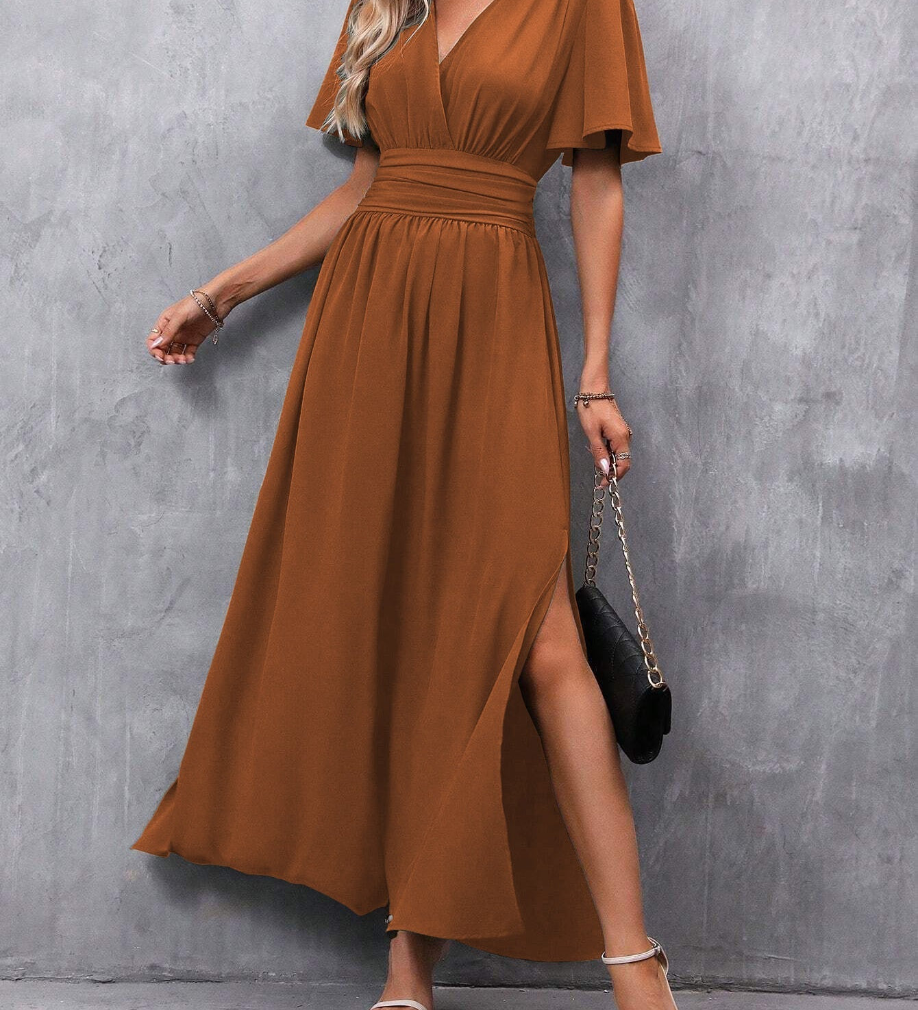 Eterna | Stylové černé maxi šaty s V-výstřihem, volnými rukávy a rozparkem