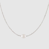 Amélie – Elegantní perlový náhrdelník s tmavým akcentním kamenem