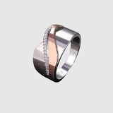 "Valérie – Moderní dvoubarevný prsten s krystaly" can be rewritten as "Valérie – Dvoubarevný moderní prsten s krystaly".