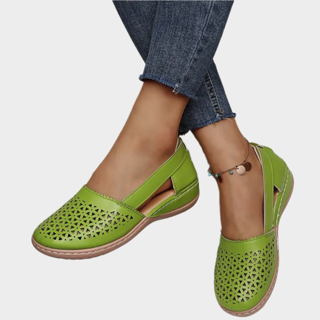 Anatomické kožené baleríny s výřezem a páskem" can be rewritten as:

"Kožené anatomické baleríny s výřezem a páskem