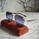 Alex – Sluneční brýle s obdélníkovým rámem a gradientními skly" can be rewritten as:

"Alex – Obdélníkové sluneční brýle s gradientními skly