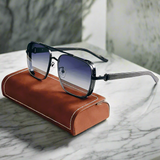 Alex – Sluneční brýle s obdélníkovým rámem a gradientními skly" can be rewritten as:

"Alex – Obdélníkové sluneční brýle s gradientními skly