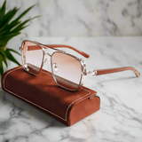 Alex – Sluneční brýle s obdélníkovým rámem a gradientními skly" can be rewritten as:

"Alex – Obdélníkové sluneční brýle s gradientními skly