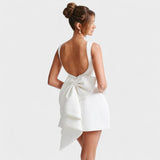 Carrie - Mini šaty s perlou zdobenou stuhou