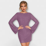 Flitrové šaty s otevřeným zadním dílem a dlouhými rukávy