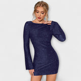 Flitrové šaty s otevřeným zadním dílem a dlouhými rukávy