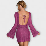 Flitrové šaty s otevřeným zadním dílem a dlouhými rukávy